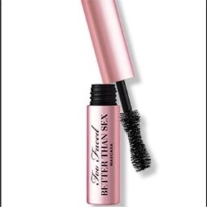 Hourglass Shaped Brush Black Mascara
